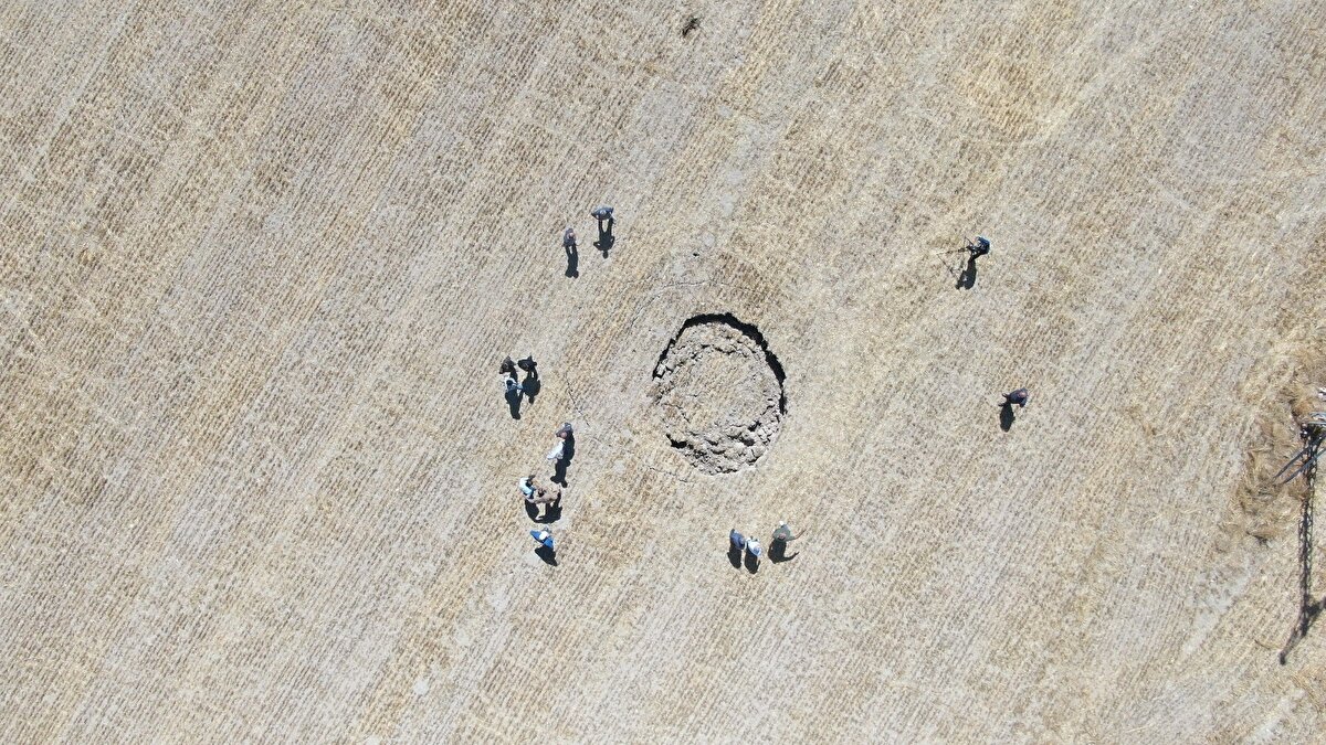 Oluşan obruktan dolayı bölge halkının tedirgin olduğunu söyleyen Hacıosmanoğlu Mahalle Muhtarı Bayram Ören Hacıosmanoğlu, “Obruk 2 gün önce oluştu. Tarla sahibi Seydi Sarıkaya bize haber verdi. Olay yerini inceledik, İlçe Tarım Müdürlüğünü arayarak bilgi verdim. Bilgi doğrultusunda geldiler baktılar. Obruğun daha genişleyeceğini, başka yerlerde de olabileceğini söylediler. Bu tür olaylar Konya bölgesinde başlamıştı bizim burada da başladı. İnşallah ileride böyle bir şeyle karşılaşmayız. Bu arazinin ne derece kullanılıp kullanılmayacağını bilemiyoruz şuan. Bize verecekleri bilgiye göre tarla sahiplerine söyleyeceğiz, onlarda ona göre tedbir alacaklar. Burada başlayınca herkes korkmaya başladı. Acaba daha ilerler mi diye korkuyorlar. Yetkililerde daha başka bölgelerde olacağını söylüyorlar. Yetkililer hafta sonundan sonra inceleyerek bilgi vereceklerini söylediler" ifadelerini kullandı.