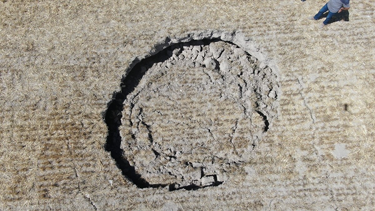 Obrukta incelemelerde bulunan Polatlı İlçe Tarım Müdürlüğü yetkililerinin, obruğun büyümeye devam edebileceği ve bölgede farklı noktalarda da obruk oluşabileceği yönünde, bölge halkına uyarılarda bulunduğu öğrenildi.