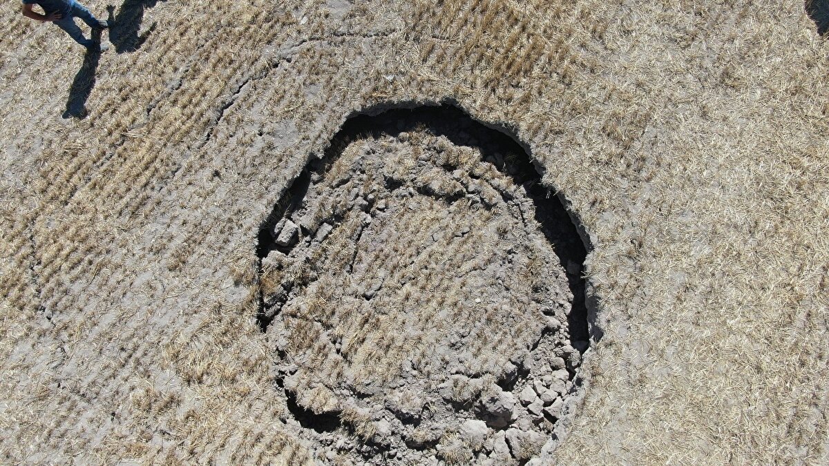 Tarla sahibi Seydi Sarıkaya, “Sabah suladık tarlayı, akşam geri geldik çukur oluşmuş. Sonra muhtarı aradık. Muhtar sağ olsun İlçe Tarıma bildirmiş. İlçe Tarım Müdürlüğü yetkilileri su yüzünden oluşmuş diyor. Su ile alakası yok bunun. Su çekme yapınca arazilerde böyle durumlar olduğunu söylediler. Ama bunun suyla lakası yok. Burada kuyu çalışması da yapmadık hiç. Buraya gelsin baksınlar bir sıkıntı yoksa biz burayı doldurup sürmeye devam edeceğiz. Buranın altından mağara geçiyormuş. Mağara çökünce burası da çökme yapmış" diye konuştu.