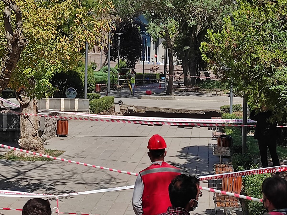 Güvenlik şeridi çekilirken, çevredekiler alandan uzaklaştırıldı.
