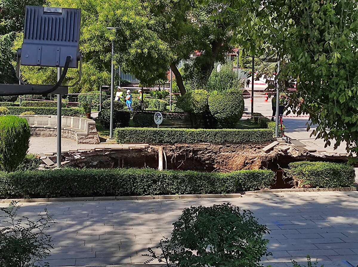 Parkın içinde 10 metre genişliğinde oluşan göçük, çevredekileri tedirgin etti. Bölgeye sevk edilen görevliler, önlem aldı.
