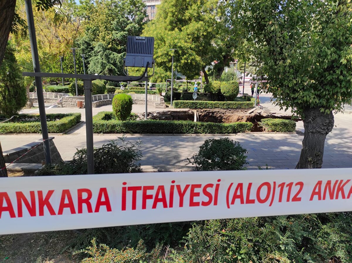 Göçükten hemen önce bölgeden geçen Eser Aksoy, "Oradan geçtiğim sırada bir ses geldi sonra orası çöktü. Kıl payı kurtuldum. Bir anda çöktü. İlk başladığında dar bir alandaydı, gitgide büyüdü. Metro çalışmasında makas koptuğu için çöktüğü söyleniyor daha sonra zeminde titremeler hissettik" dedi.
