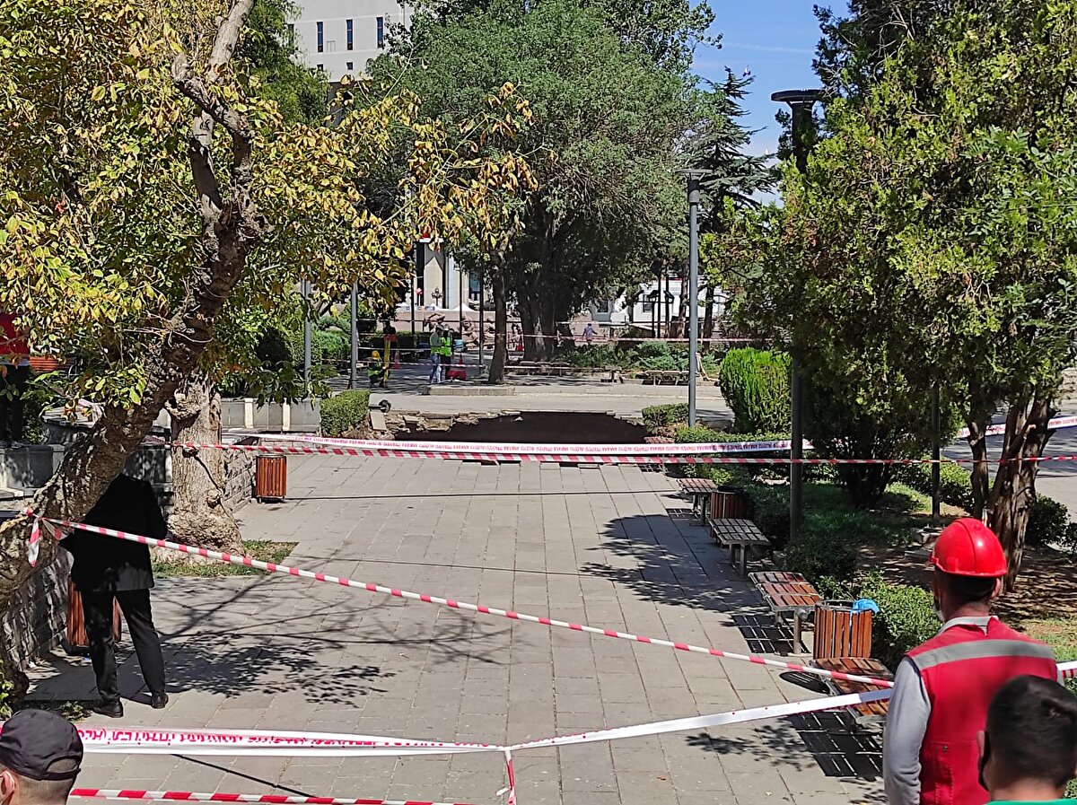 Atatürk Kültür Merkezi-Gar-Kızılay metro hattı projesinde çalışmalar sürerken, Kızılay Güvenpark kısmında saat 08.30 sıralarında göçük meydana geldi.
