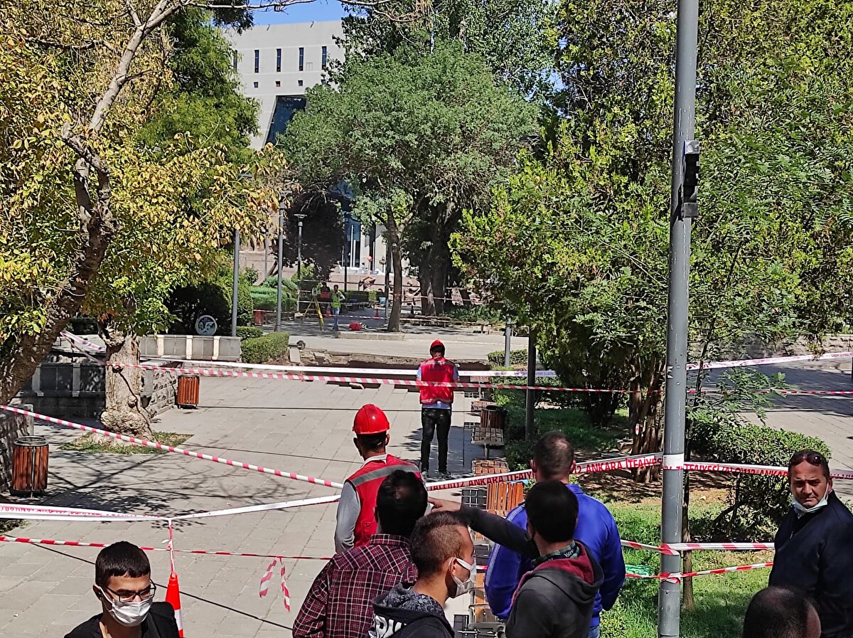 Öte yandan metro hattı çalışmalarını yürüten firmanın göçükle ilgili çalışma başlattığı öğrenildi.
