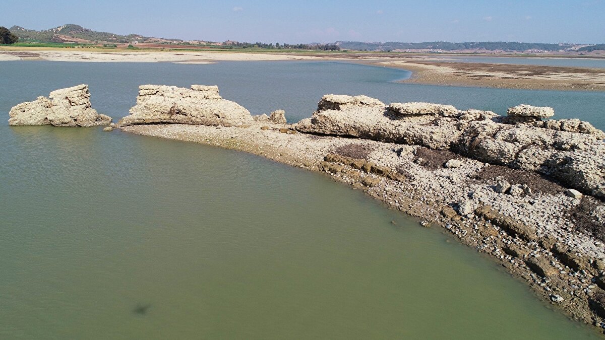 Öte yandan yıllar önce Arkeolog Mahmut Akok tarafından yapılan araştırmada, antik kentin aslında zengin bir yerleşim yeri olduğu, kuzey-güney ve kuzeybatı yönlerine 1,0001,500 metre uzunlukta olduğu, kale surları ile çevrili bulunduğu, her biri 5,40 metre boyundaki mermer sütunlu yolla, 62 metre çapında oturum alanı olan açık hava tiyatrosuna sahip olduğu tespit edilmişti.