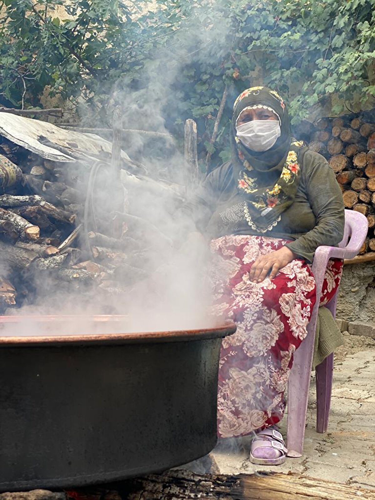 Bu şekilde virüsü kontrol altında tuttuk ve başarılı olduk, şu zamana kadar köyümüzde vaka görülmedi. Yakın köylerimizde virüsten ölenlerin cenazeleri oldu, onlara bile gidemedik. Şu an aşı noktasında da iyi durumdayız. Şu an köyümüzde sadece bir kişi aşı olmadı, o da Taşova’ya gidince aşısını olacak. Herkesin aşı olmasını istiyoruz.''
