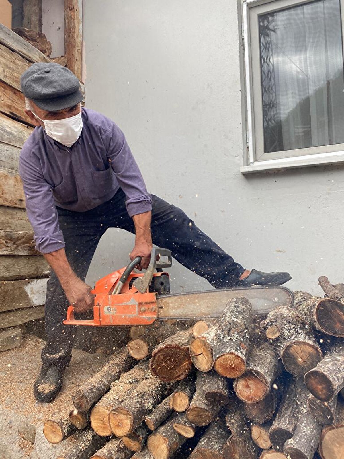 Herkesin bilinçli davranması gerektiğini ifade eden Gökpınar Köyü Muhtarı Metin Şahin de, şöyle konuştu:

“Pandeminin ilk döneminde kaymakamlığımız bize maske verdi, bizler her hafta maske dağıttık. Daha sonra İstanbul’dan gelen vatandaşlarımızı uyardık, 10-14 gün karantinada kalmalarını ve kimseyle görüşmemelerini istedik. Her hafta pazar günü halkımızın ateşini ölçtük.