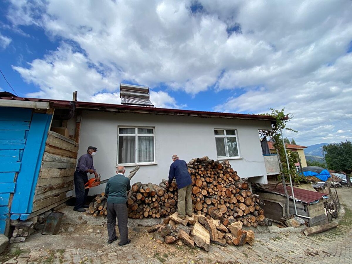 32 haneli, 50 nüfuslu köy ‘mavi köy’ olarak biliniyor. Maske, mesafe ve temizlik kurallarına herkesin uyduğu köyde yaşayanlar, aşılarını tam olarak yaptırıp, koronavirüse karşı kalkan oluşturdu.
