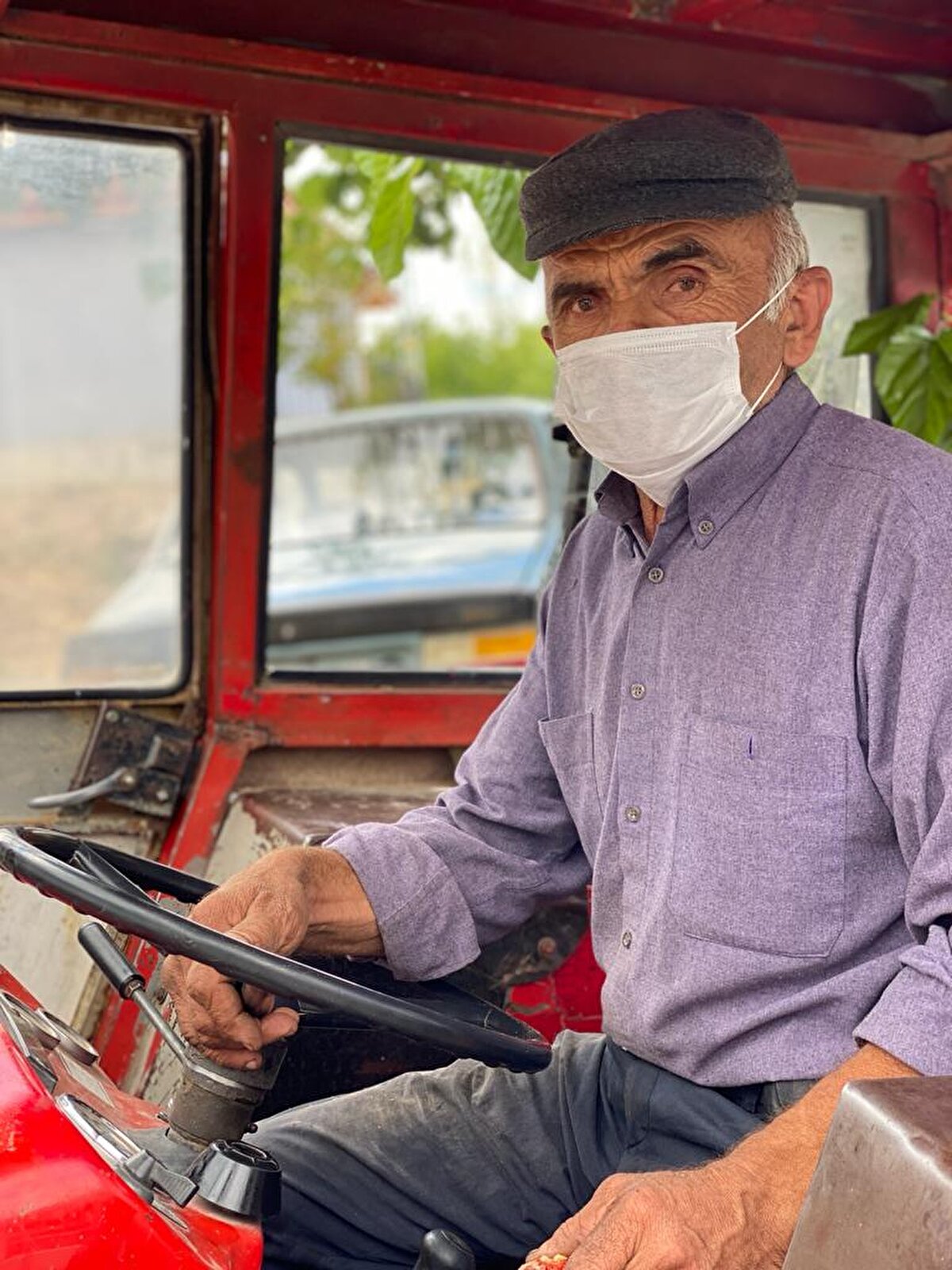 Her zaman dikkatli davrandıklarını ifade eden Celal Ergül ise, “Özellikle mesafe kurallarına dikkat ettik. Kış ayında bile bol bol evimizi havalandırdık. Köyümüzün de havası güzel” diye konuştu.
