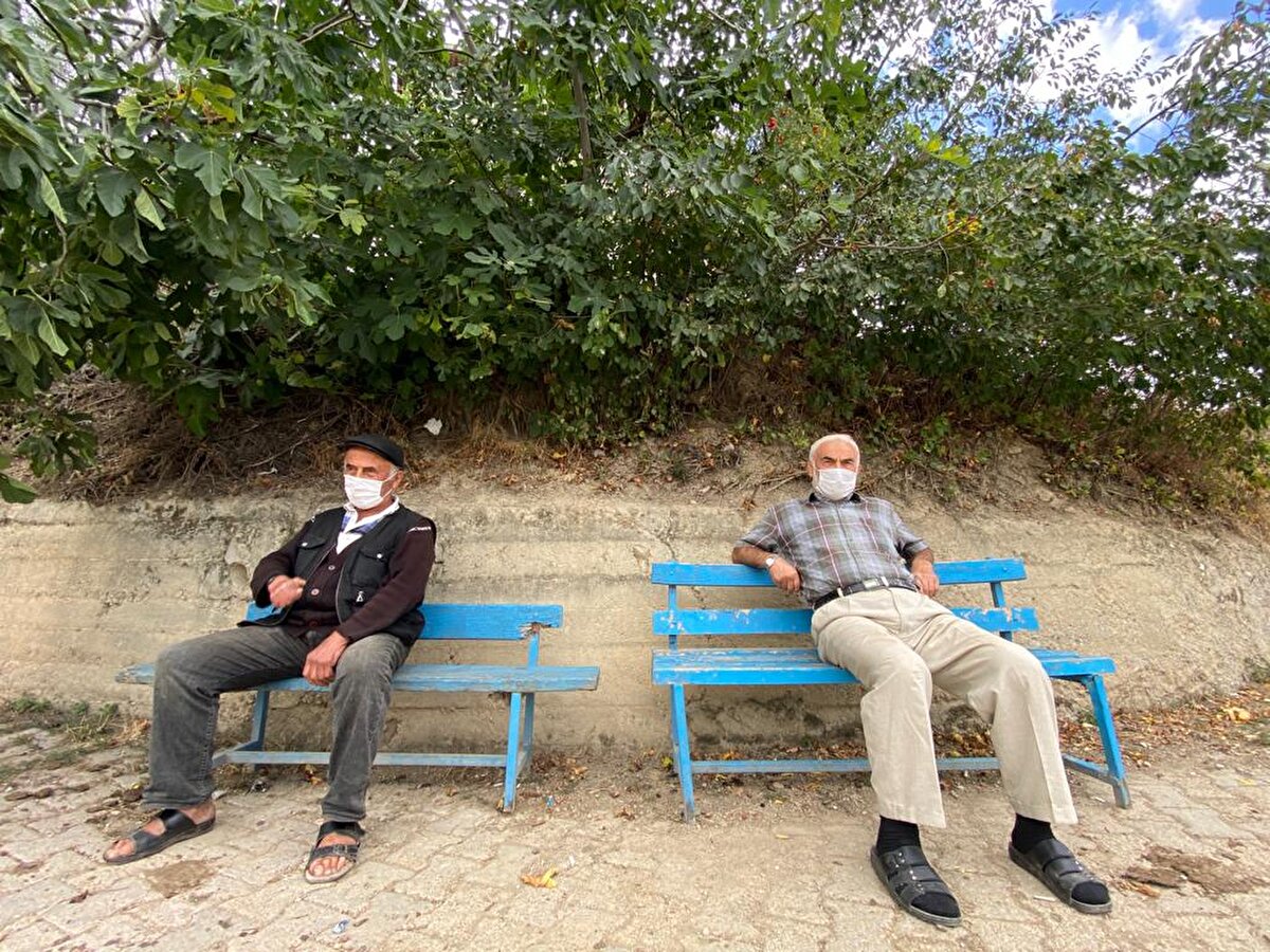 Köylülerden Beyhan Ezgi, İstanbul’da oturduğunu ve tatile geldiğini belirterek ''Bir aydır buradayız ve zaman çok güzel geçiyor. İstanbul’da koronavirüs yükseliyor, bizim köyümüzde Allah’a şükür yok. Muhtarımız bu konunun üzerine çok düşüyor, ‘İstanbul’dan gelenlerin yanına hemen kimse gitmesin. Herkes 10-14 gün evinde kalsın’ diye uyarılarda bulunuyor” dedi.
