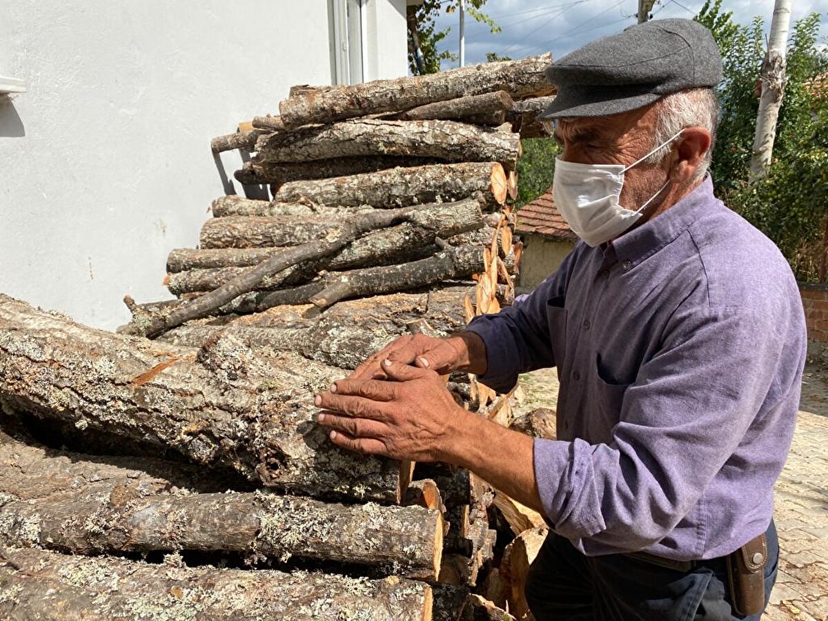 Maske kullanımına dikkat ettiğini söyleyen Hakime Ülker ise, “Çocuklarım hep beni maskemi takmam konusunda uyarıyor, 3 doz aşımı da oldum. Havamızdan mı, muhtarımızdan mı, Allah’a şükür bizim köyümüzde koronavirüs olmadı” diye konuştu.

