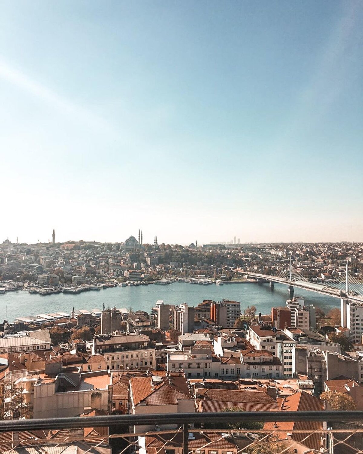 📌 Kuleye çıkıp muhteşem İstanbul manzarasını izledikten sonra, bölgede yer alan kilise ve sinagogları da ziyaret edebilir, Galata Mevlevihanesi'nde bir sema gösterisi izleyebilirsiniz. 