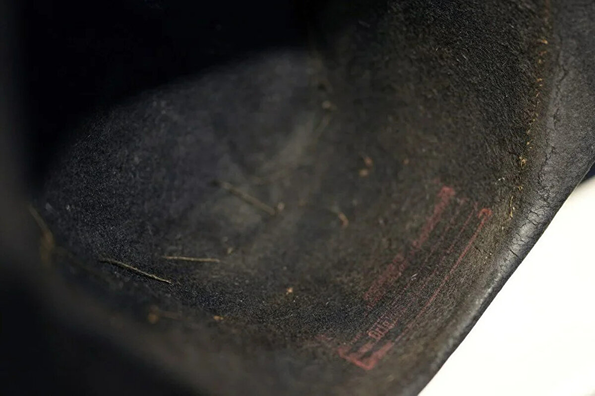 Bununla birlikte Cottle, şapkanın üzerinde Napolyon'a ait olabileceğini düşündüren yazılar ve diğer özellikler olduğunu fark ettiğinde çalışmaya başladığını ve  ilk araştırmanın şapkanın Napolyon'un diğer şapkalarının boyutlarına ve yaşına uyduğunu gösterdiğini de sözlerine ekledi.

