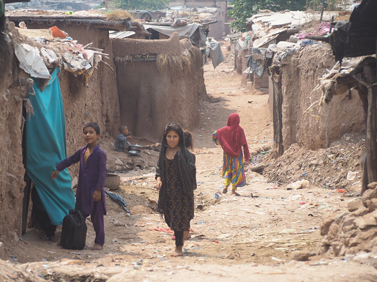 Afganistan'da Taliban'ın hakimiyeti sonrası iş, eğitim ve insan hakları konusunda nasıl bir ilerleme kaydedileceği merak konusu. Farklı ülkelerdeki milyonlarca Afgan'ın ülkesine geri dönüp dönmeyeceği Afganistan'da yaşanacak gelişmelere bağlı. 