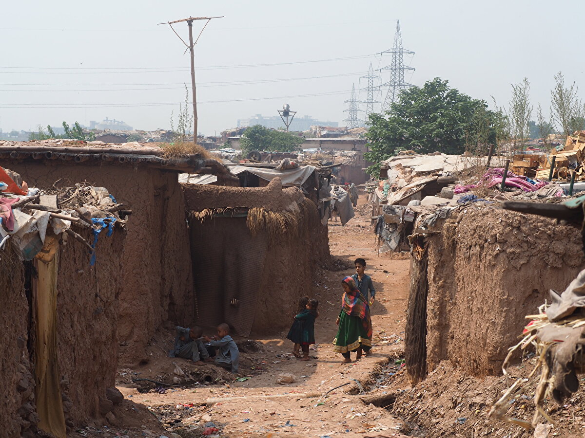 Birleşmiş Milletler Mülteciler Yüksek Komiserliği (UNHCR) verilerine göre, 2019 sonu itibarıyla Pakistan'da 1,4 milyondan fazla kayıtlı Afgan mülteci bulunuyor. 