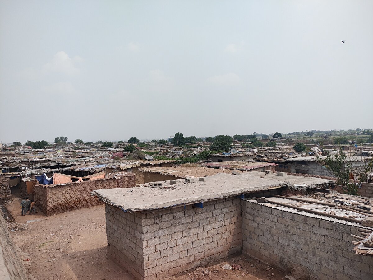 Afganistan'daki savaştan dolayı 16 sene önce Pakistan'a gelen 60 yaşındaki böbrek hastası Şirvali de "Afganistan'a İslam hükümetinin geldiğini ve gitmeye mecbur olduklarını" savundu.

Kampta hocalık yapan Hafız Ahmet Şah, kampta 7 mahalle bulunduğunu ve Taliban'ın geri gelmesiyle birlikte her mahalleden 8-10 kişinin Afganistan'a döndüğünü ifade etti.