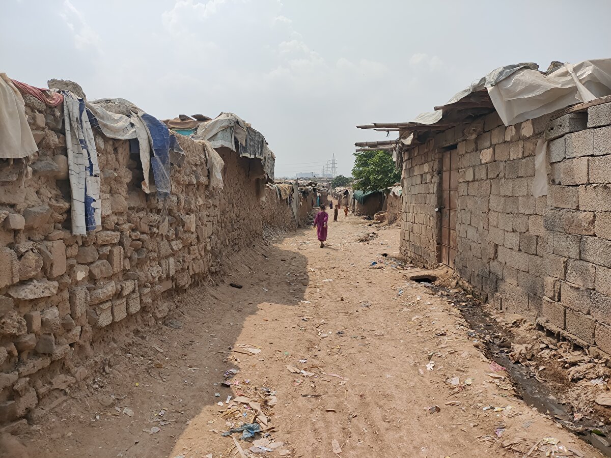 Afgan Basti Kampı'nda doğup büyüyen ve telefon aksesuarları satarak geçimini sağlayan Nimetullah, Afganistan'daki gelişmeleri yakından takip ettiklerini dile getirdi.

