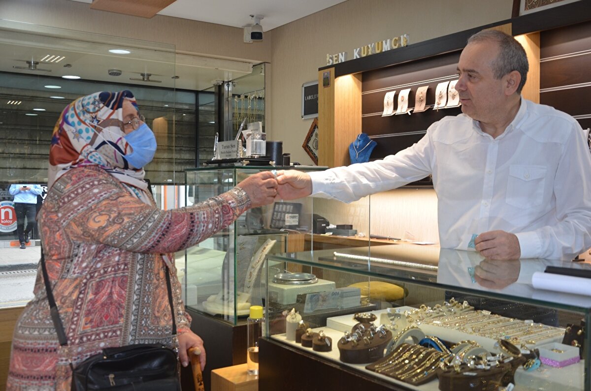 Hediye geleneğinin arkadaşlarından öğrenmesi sonrası sabahın erken saatlerinde iş yeri önünde bekleyen 28 yaşındaki Hasan Bulut, "Ben bu geleneği açıkçası arkadaşlarımdan yeni duymuştum. Onlar benimle bu durumu paylaştı. Zaten annem de Turan beyin müşterisi. Böyle bir gelenek yıllardır sürüyormuş. Ünyeli olarak böyle olayların sürmesi bizleri de mutlu etti. Ben de sabah saatlerinde gelerek şansımı denemek istedim" diye konuştu.
