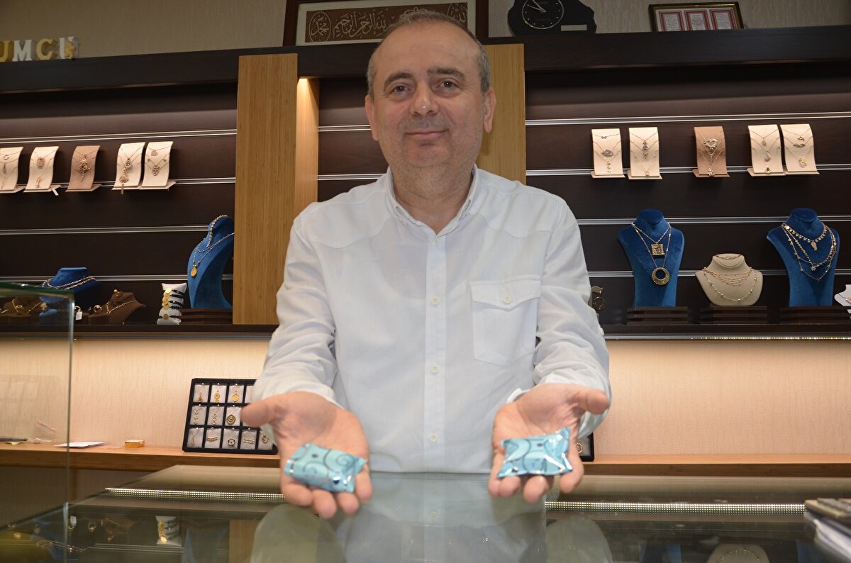 Kuyumcu Turan Şen, "Ben Ünye'de kuyumcu esnafıyım. 1993 yılında dükkanımı açtım. İlk açtığımda böyle bir gelenek düzenleyeyim diye aklıma fikir geldi. Açılış yıl dönümünün her senesinde ilk giren müşteriye bir hediye vermek istedim. Bu zamana kadar hep bir kişiye veriyordum. Ama bu sene iki müşteri bir anda girdiği için ikisine birlikte vermek zorunda kaldık. Bunu da gelenek haline getirmemizin başlıca sebeplerinden bir tanesi ise bizleri ayakta tutan müşteridir. Müşteri velinimettir mantığıyla bizleri bu yıllara taşıdığı için her sene böyle açılışımıza özel ikramlar yapıyoruz. Bu zaman kadar hep çeyrek veriyordum ancak sadece bu sene, ilk giren iki müşterime birer gram verdim" şeklinde konuştu.