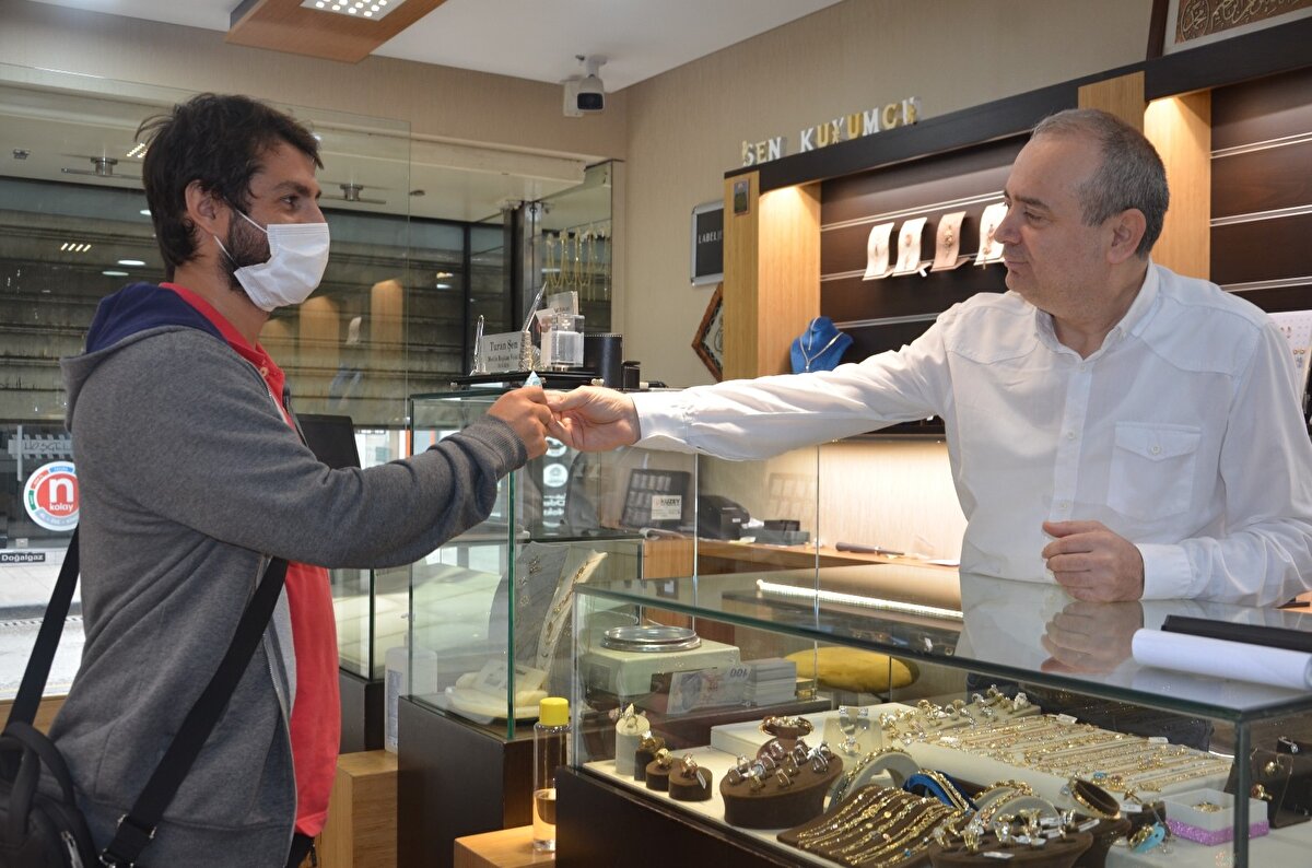 Ünye'de kuyumcu esnaflığı yapan ve seneler önce iş yerinin açılış yıl dönümünde dükkanına ilk gelen müşteriye altın hediye ederek bunu gelenek haline getiren Turan Şen, bu yılda geleneği bozmayarak 2 müşterisine altın hediye etti. Sabahın erken saatlerinde açılış yıl dönümünü unutmayan 2 müşteri ise kapılar açılır açılmaz içeriye girmeleriyle birer gram altının sahibi oldu.
