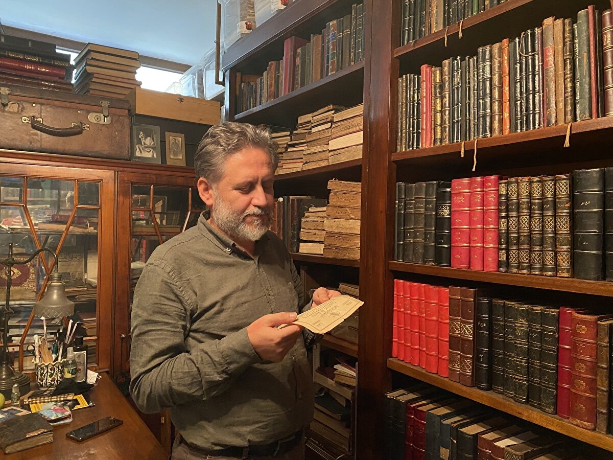 İstanbul'da yaşayan boyacı Nikola'nın oğlu Konstantin'in verilmiş ve yaptırdığı 3. dozu gösteren bir aşı belgesidir. O dönemde Osmanlı'da nüfus çok önemli. İmparatorluğun nüfusu Avrupa ve Rusya ile kıyaslandığı zaman oldukça düşük seviyededir bu sebeple nüfusunu korumak ve geliştirmek için imparatorluk çeşitli tedbirler almıştır bu tedbirlerin başında da pandemik hastalıklara karşı aşılama gelmektedir" dedi.