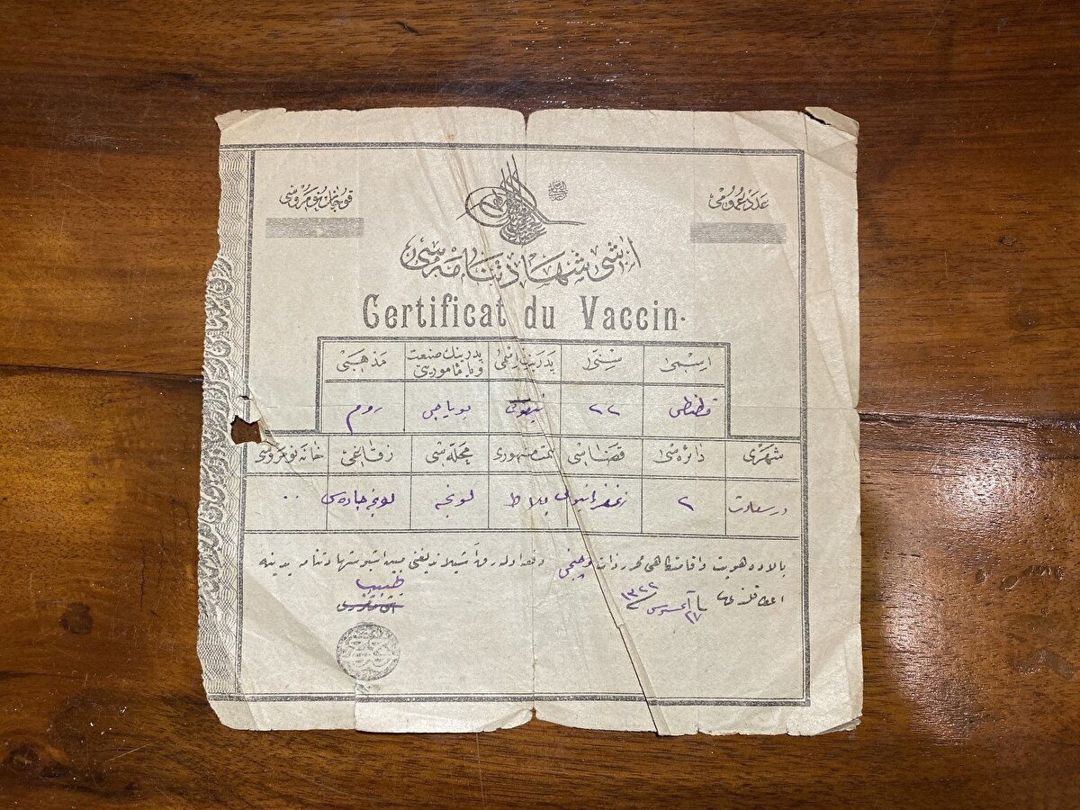 Koronavirüsle mücadele için aşılamanın öneminin vurgulandığı günümüzde aşı olan vatandaşlara verilen aşı kartının bir benzerinin 1900'lerde de verildiğinin ortaya çıkması tarihin tekerrür ettiğini gösterdi.