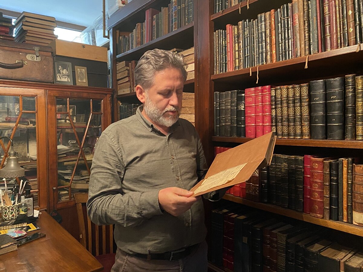 Vesikanın sahibi olan ve Kadıköy'de sahaflık yapan Bahtiyar İstekli, “Bu aşı belgesi uzun zamandır bende bir kenarda duruyordu. Bizim tarihimizde çok yoğun olarak pandemik hastalıklar görülmüştür. Bunlarla ilgili çeşitli tedbirler alınmıştır, aşılama da bunlardan birisidir. Bu elimde bulunan bu belge çiçek açısından sonra verilmiş bir belge olup 1906 tarihlidir.