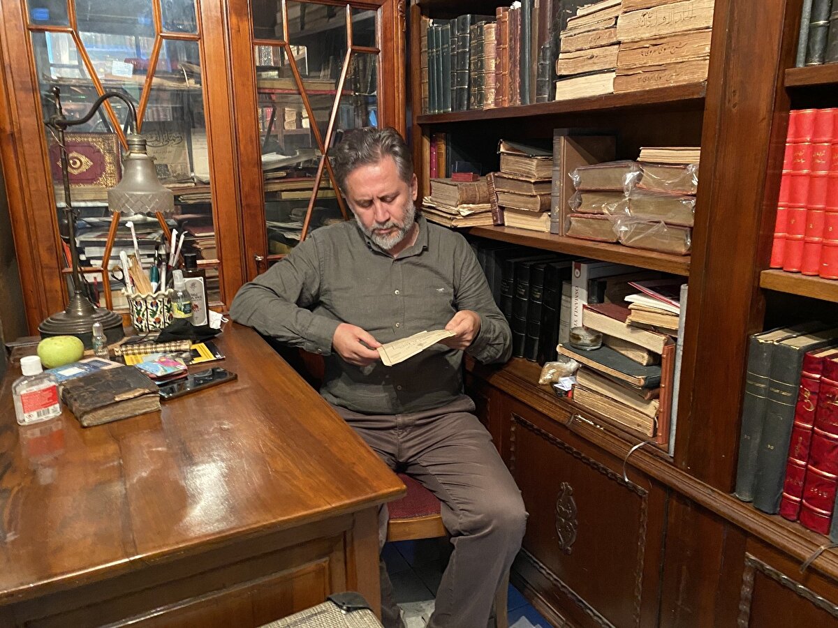 1906 yılında çiçek aşısının 3. dozunu olan boyacı Nikola'nın oğlu Konstantin isimli Osmanlı vatandaşına verilen aşı vesikası tarihin farklı zamanlarında benzer salgınların yaşandığı ve aşılamada aynı önlemlerin alındığını gözler önüne serdi.