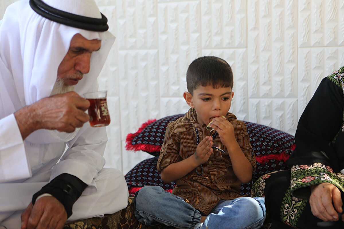 Kızlarının tutuklandığı geceye dair detayları anlatan yaşlı çift, mevcut durumdan en çok en küçük torunları 4 yaşındaki Hakem'in etkilendiğini; olanları ağlayarak ve paniğe kapılarak izlediğini anlattı.