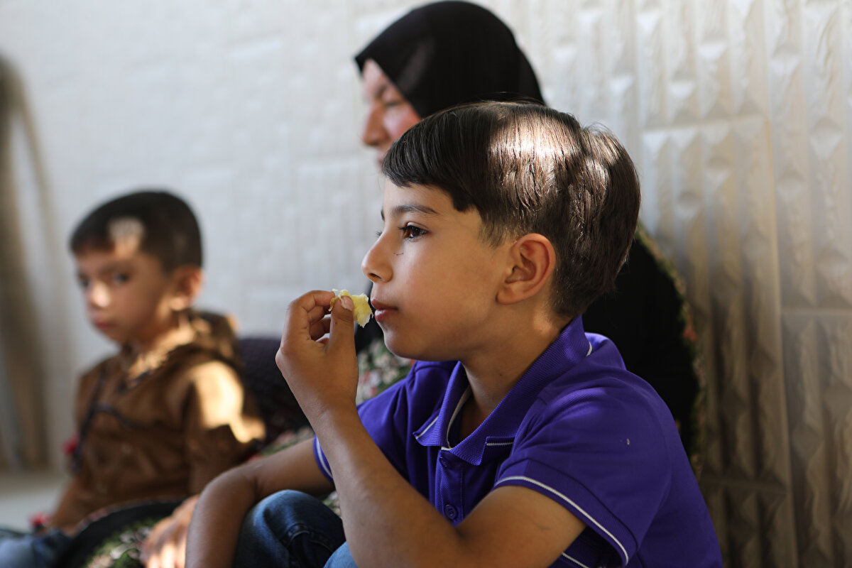Tutuklu çiftin büyük oğulları Kassam ise ilköğretim 3. sınıf öğrencisi. Annesinin gözaltına alındığı günü AA muhabirine anlatan Kassam, Annemin ellerini kelepçelediler, gözlerini bağladılar. Askeri araca bindirip götürdüler. dedi. O günün gecesinde bir türlü uyuyamadığını, sabah da okulda oturduğu sıraya başını koyarak uyuyakaldığını belirten küçük çocuk, daha sonra yanına gelerek, annesinin neden kendisini erkenden yatırmadığını soran öğretmenine, Annem ve babam hapiste. Annem de babam da yok. ifadeleriyle cevap verdiğini aktardı.