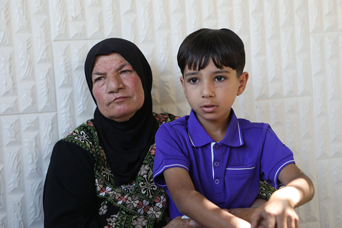 Anne ve babalarının yokluğunda çocukların bakımını anneanne ve dedeleri üstleniyor. Heyyam'ın annesi Sare er-Rucub, Askerler gece 03.00'te geldi ve kızımı gözaltına alacaklarını söyledi. Eşi hapiste, çocuklarına o bakıyordu. ifadesini kullandı. Sare, yaklaşık 50-60 askerin etrafını çevreleyerek götürdüğü kızının kendilerine söylediği son sözün, çocuklarına bakmalarını istemek olduğunu aktardı. Damadı Selim'in birkaç kez tutuklandığını ve toplam 9 buçuk yılını hapiste geçirdiğini belirten yaşlı kadın, bunların çoğunun idari tutukluluk olduğunu ve damadına herhangi bir suç isnat edemediklerini anlattı. Sare, Bir yıl hapiste kalıyor. Sonra serbest bırakıyorlar. Sonra iki yıl, bazen de 3 ayı cezaevinde geçiriyor. Son olarak 2 aydır hapiste. Şimdi de eşini, kızımı aldılar içeri. Allah bize yeter. O ne güzel vekildir. ifadelerini kullandı.