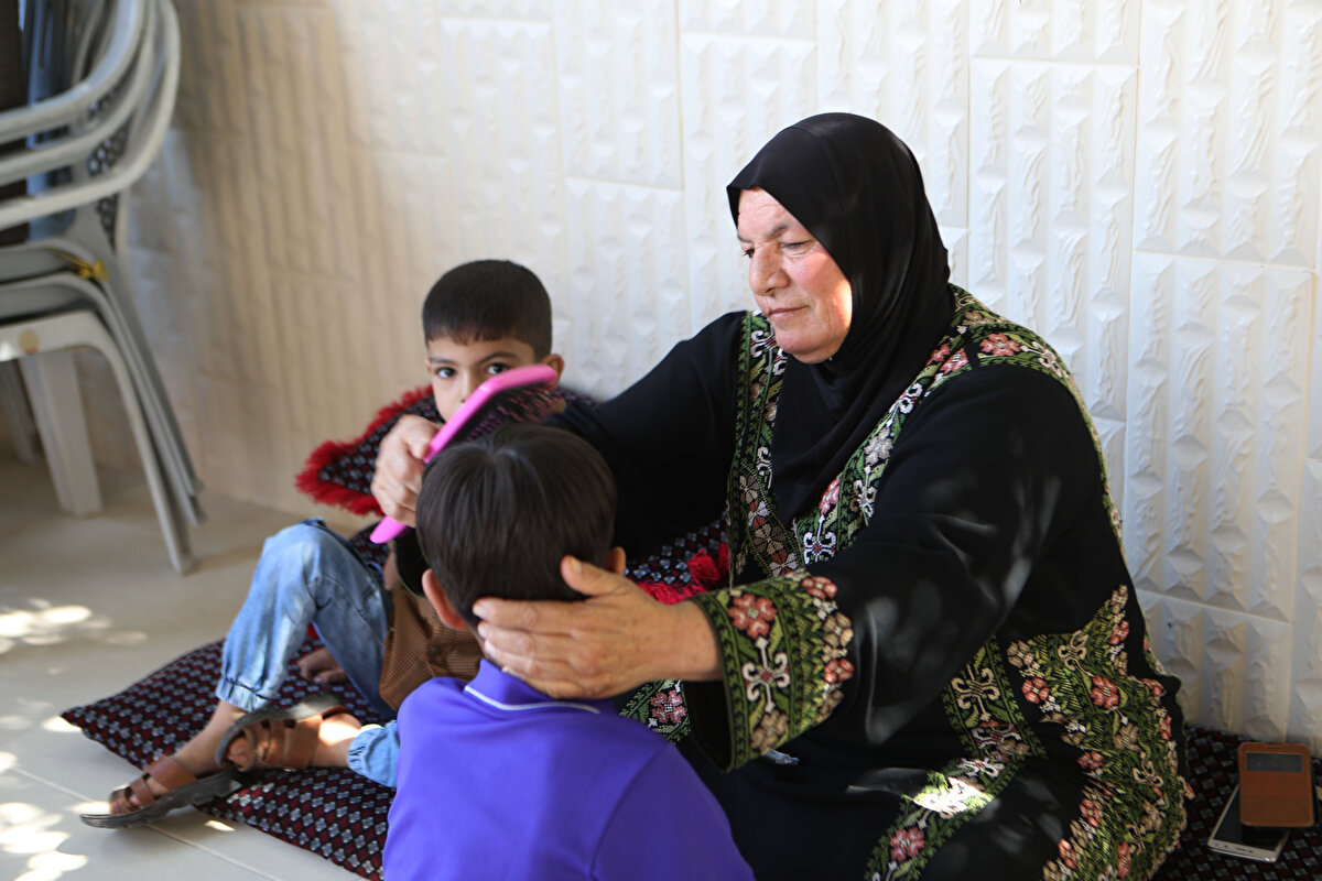 Filistinli tutuklu Selim Yusuf er-Rucub'un (49) Devra'daki evinin kapısını gece yarısı sert bir şekilde çalan İsrail güçleri, tüm ev halkının korkuyla uyanmasına neden olmuş.