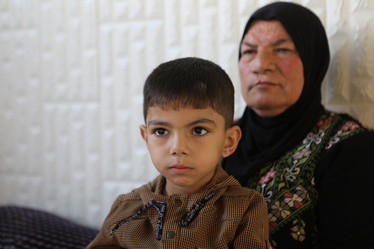 Kızını götürdükleri sırada torunlarını, annelerinin, babalarını görmeye gittiğini ve geri döneceğini söyleyerek sakinleştirmeye çalıştığını anlatan Sare ancak çocukların her gün annelerinin ne zaman döneceğini sorduğunu söyledi. Hakem ve Kassam'ın annelerinin götürüldüğü günü unutamadıklarını ve geceleri çok korktuklarını dile getiren anneanne, Evimi bıraktım, onların yanında kalıyorum. Gece yatırdığımda, 'Uyumak istemiyoruz, şimdi askerler gelebilir' diyorlar. ifadelerini kullandı. Ağır bir sorumluluk hissettiğini belirten yaşlı kadın, Müslümanım diyen herkese sesleniyorum. Bu çocuklar için anne babalarının hapisten çıkmasına yardım etsinler. Bu gerçekten zulüm. diye konuştu.