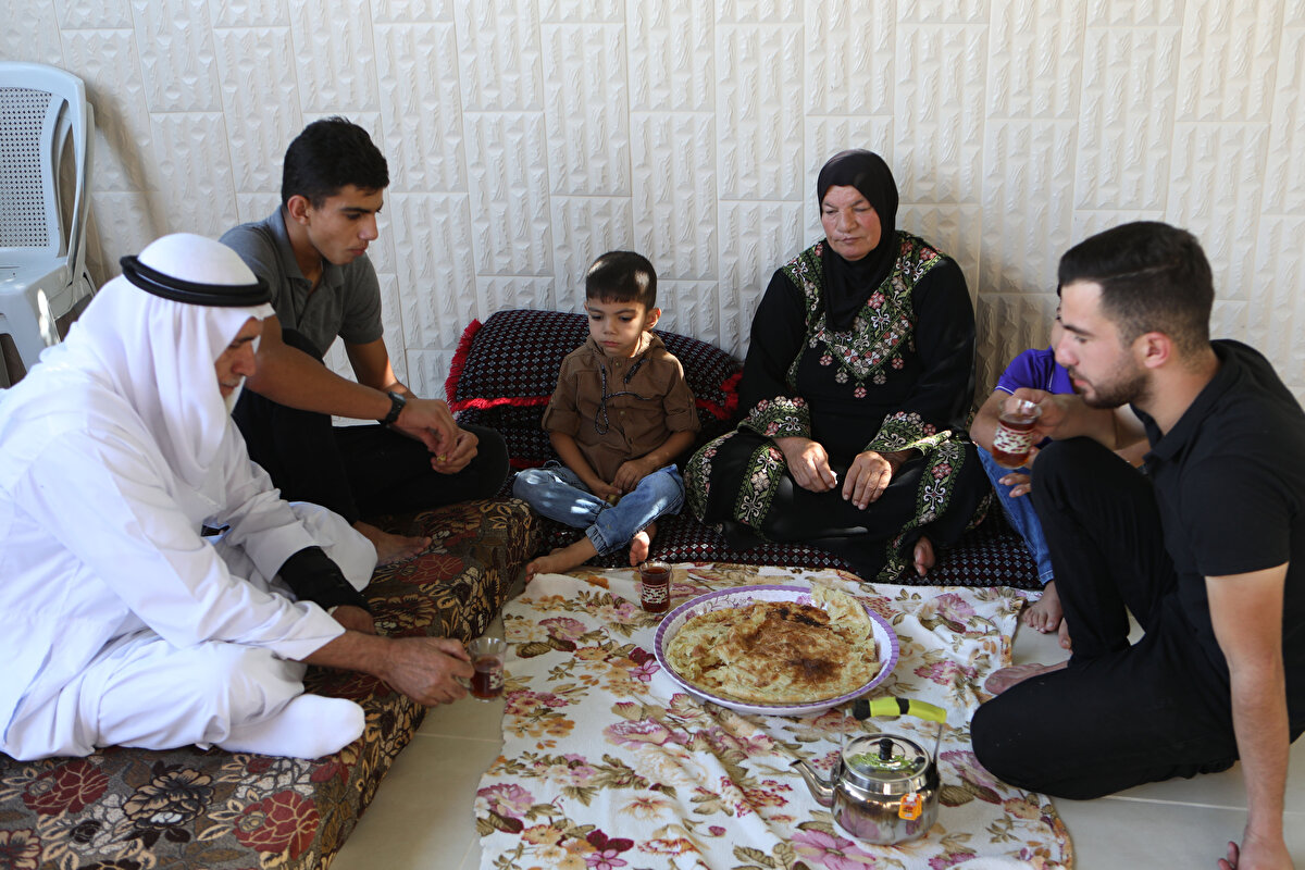Ancak kapıyı açtığında, askerlerin hazırlanması ve çocuklarıyla hızlıca vedalaşması yönünde verdiği komuta şaşkınlıkla bakakalan anne Rucub, oğulları Hakem ve Kassam'ın korku ve endişe dolu bakışları arasında denileni yapmak zorunda kalmış. Hızlıca eve gelen Rucub'un anne ve babası ise kızlarının İsrail askerleri tarafından gözaltına alınmasını gözyaşları içinde izlemiş.