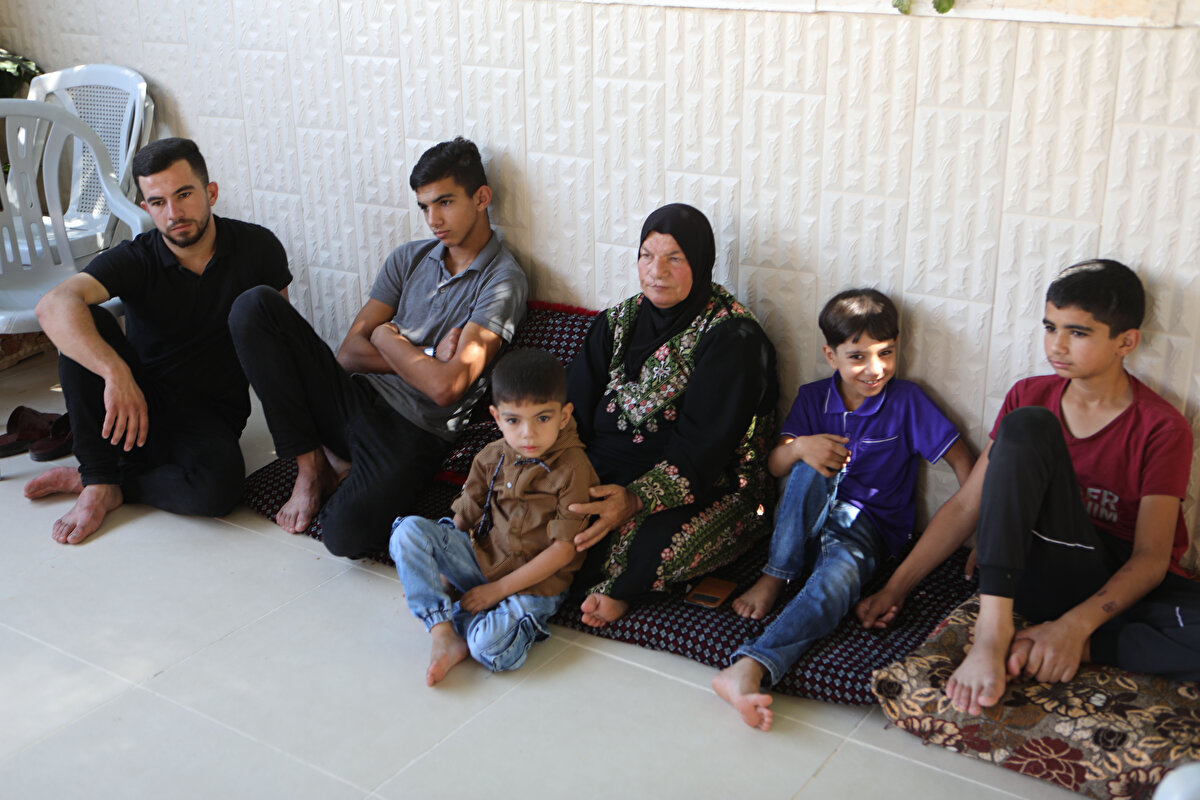 Anne ve babalarının yokluğunda büyük kaygı ve üzüntü yaşayan çocuklar, her gün annelerinin ne zaman döneceğini soruyor.