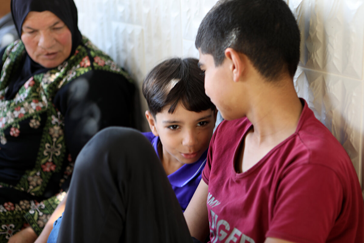 Bu sırada anne Heyyam Muhammed er-Rucub (40), İsrail güçlerinin, yine eşinin tutukluluğu nedeniyle daha önce yaptığı baskın ve teftişlerden biri için geldiğini düşünerek çocuklarını teskin etmeye çalışmış.