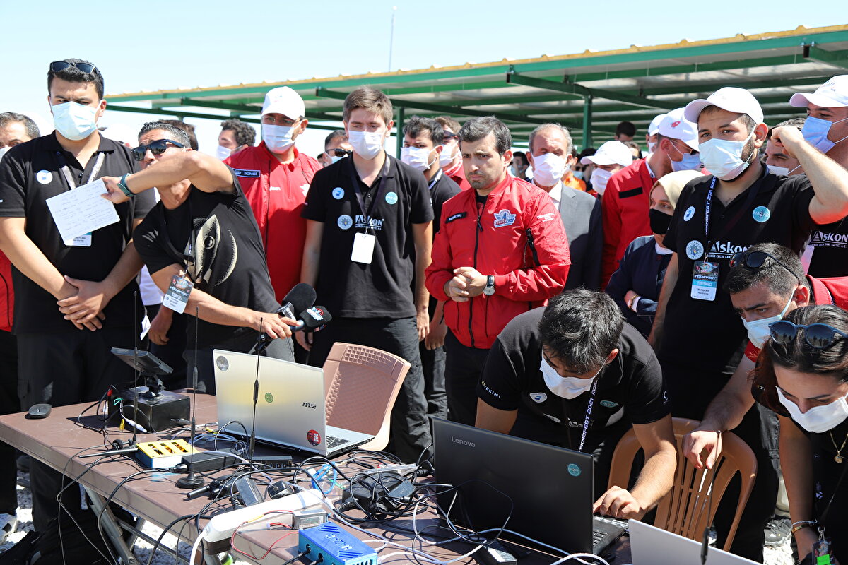 Takımları oluşturan lise ve üniversiteli gençler atışları, Sanayi ve Teknoloji Bakanı Mustafa Varank, AK Parti Genel Başkan Yardımcısı Leyla Şahin Usta, Türkiye Teknoloji Takımı Vakfı (T3 Vakfı) Mütevelli Heyeti Başkanı ve TEKNOFEST Yönetim Kurulu Başkanı Selçuk Bayraktar, ROKETSAN Genel Müdürü Murat İkinci, TÜBİTAK SAGE Müdürü Gürcan Okumuş eşliğinde izledi.
