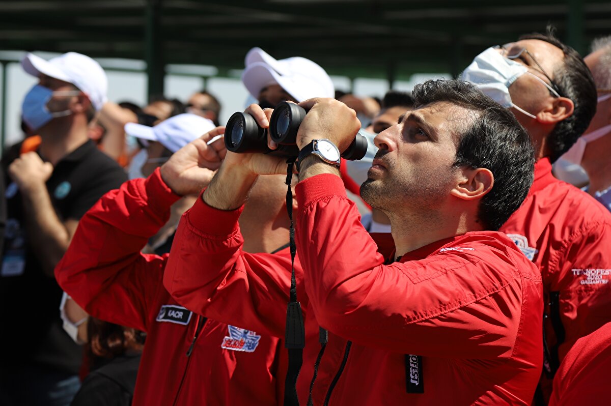 Atışları heyecanla izleyen Bakan Varank, gün boyu öğrencilerle bir araya gelerek sohbet etti, atış alanına kurulan stantları ziyaret etti ve geliştirilen roketlere ilişkin bilgi aldı.