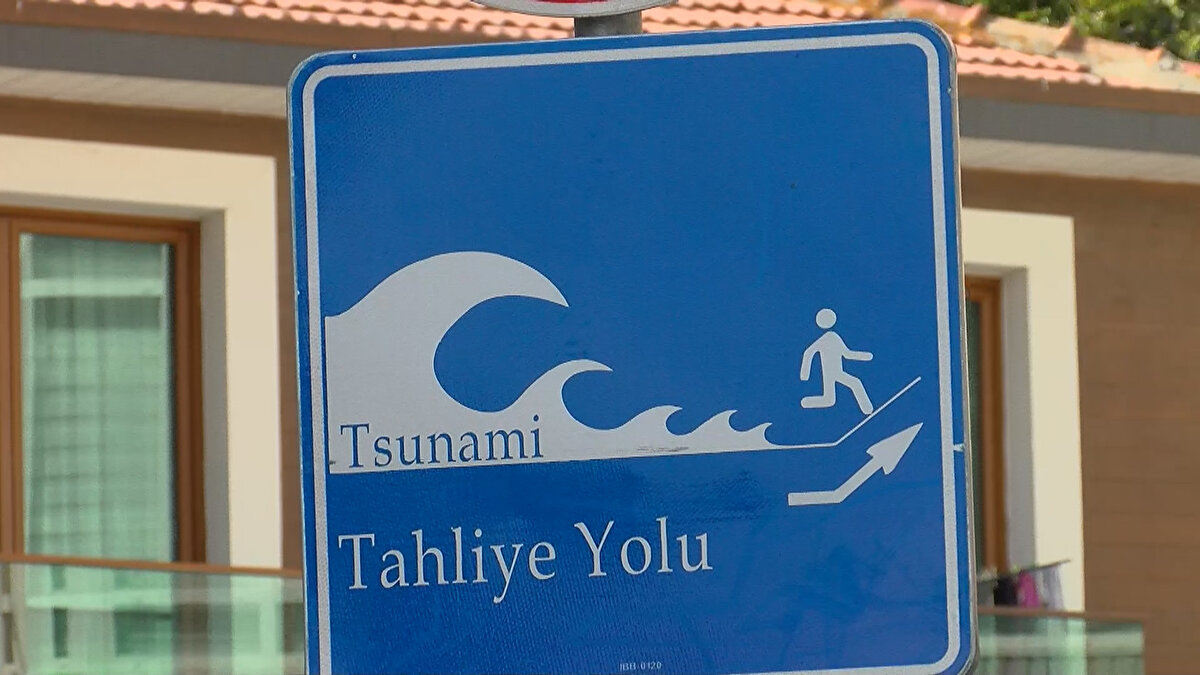 İstanbul'da tsunami riskini ise Yıldız Teknik Üniversitesi İnşaat Fakültesi Dekanı Deprem ve Tsunami Uzmanı Prof. Dr. Şükrü Ersoy değerlendirdi.