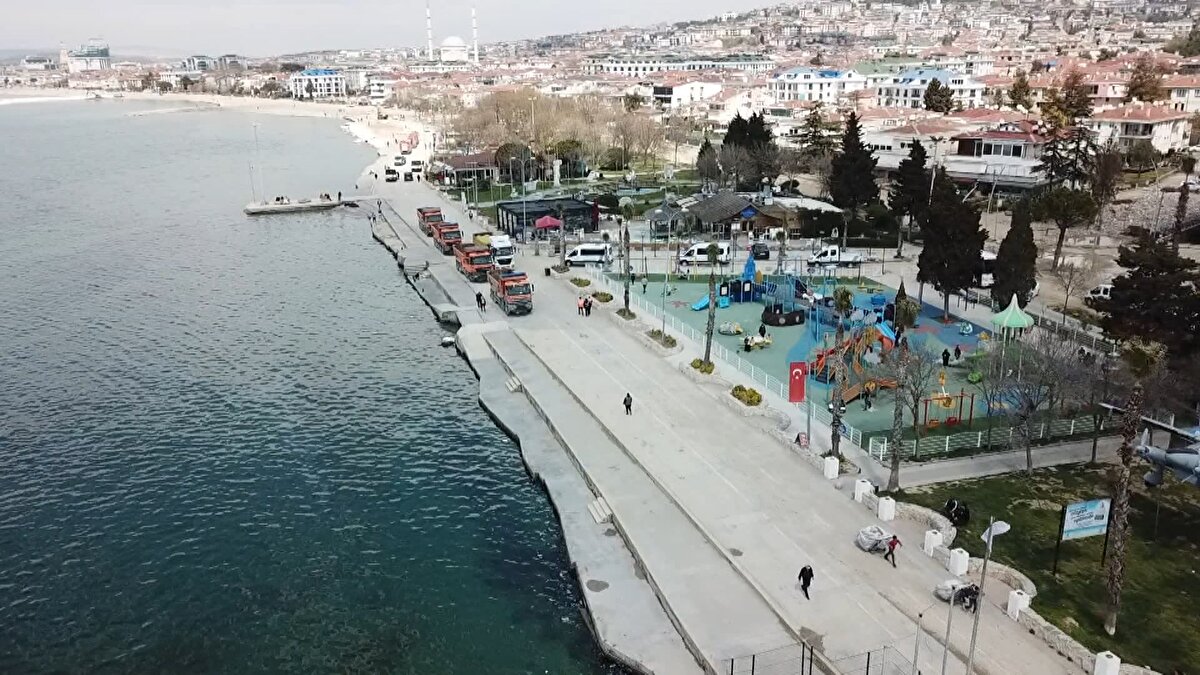 İBB'den yapılan açıklamada ise tabelalar ile depremden sonra tsunami tehdidiyle karşı karşıya kalabilecek, kalması muhtemel bu alanlardan vatandaşların uzaklaşmasını gerektiğini gösterildiği belirtildi.