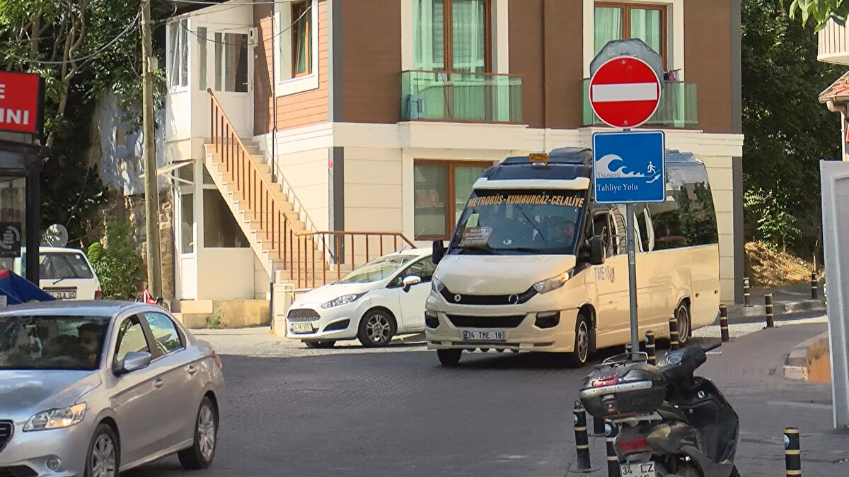 ''Tsunamide ilk dalga genellikle centilmen dalgadır. Bu dalga yıkıcı değildir, ardından gelen ikinci ve üçüncü dalga çok yıkıcı olabilir. Hem dalga geldiğinde, hem çekildiğinde kıyıda tahribat oluşabilir. Ama bizler nasıl davranacağımızı bilirsek tsunamiden zarar görmeye biliriz" diyen Ersoy, şöyle devam etti: