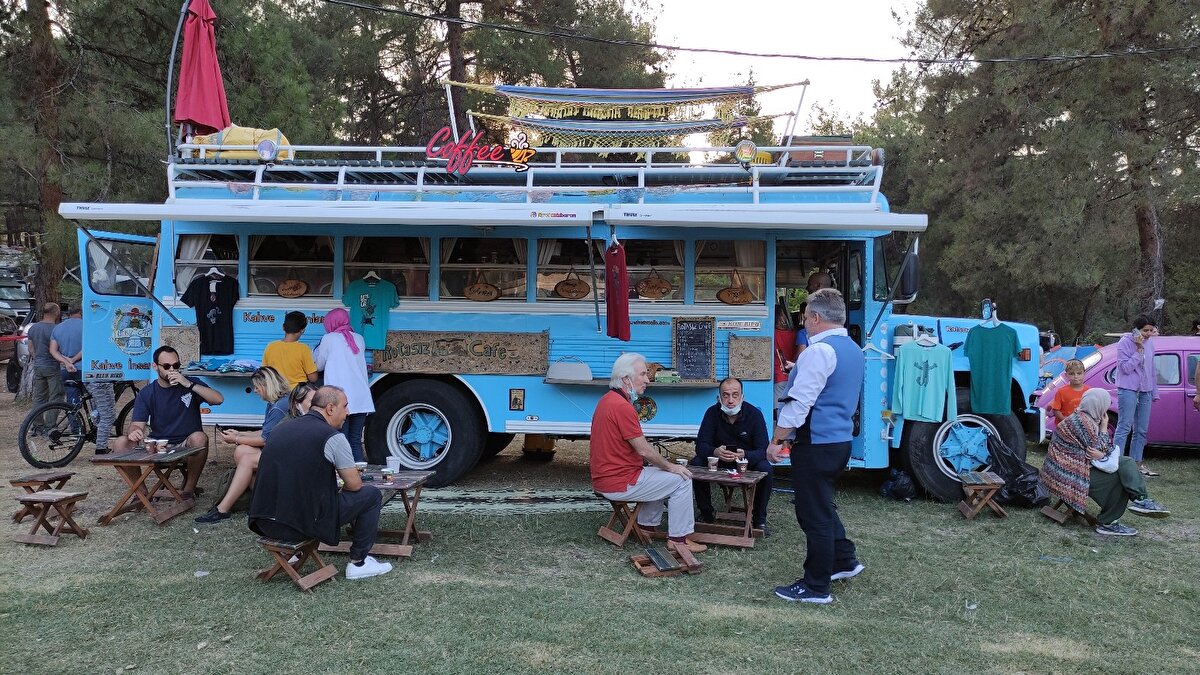 "Hayattan kaçmak için değil, hayatı kaçırmamak için yola çık" felsefesiyle Türkiye'de gezmedik köşe bırakmayan Akyüz, gittiği her yerde karavanıyla tatil yaparken aynı zamanda kahve dükkanı olarak tasarlattığı karavanda yaptığı çeşit çeşit kahveleri müşterilerine sunuyor.

