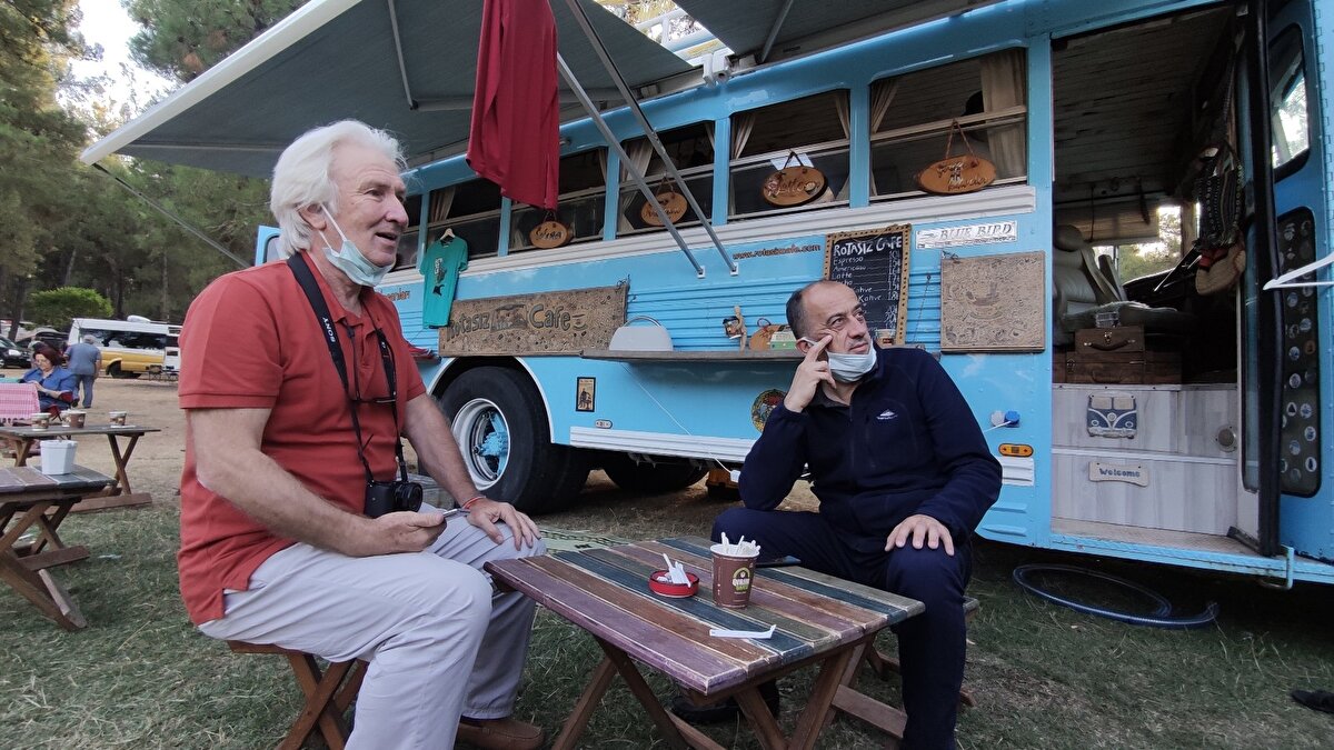 Akyüz, 17 yaşında büyüdüğü şehirden ayrıldığını, o gün bugündür de önce otostop ile sonra Bıldırcın ve Tırtıl adını verdiği araçlarla Türkiye'nin bütün kentlerine gittiğini belirterek "Gezmek değil, gittiğim her şehirde 3 ay, 5 ay, 1 sene, 2 sene kaldım. Oranın kültürünü, coğrafyasını, insanlarını, renklerini, dokusunu her şeyini hissederek yaşadım" dedi.

