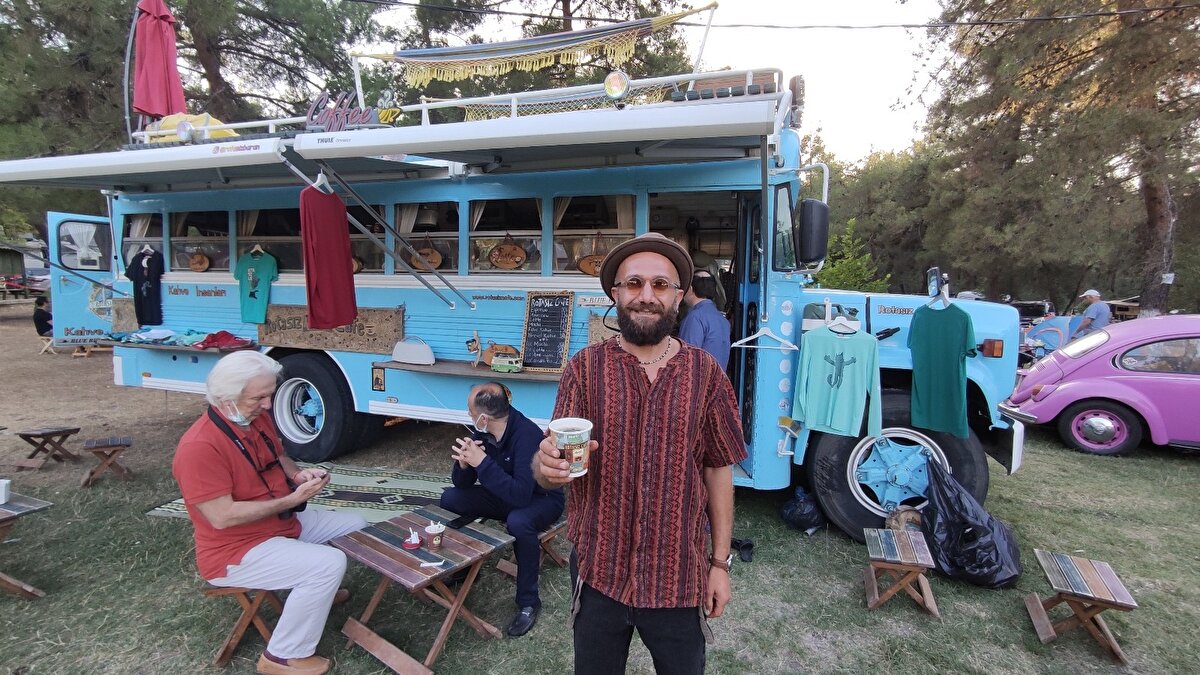 Hesaplamayacak kadar çok yol yaptığını, yaşı ilerledikçe daha konforlu bir araca ihtiyaç duyduğunu ifade eden Akyüz, şunları kaydetti:

"Bu araç hayatımıza yeni girdi, yapımı 5-6 ay sürdü. Her ihtiyacı karşılayacak şekilde hem yaşam alanım hem de iş alanım olarak tasarladık. Kahve servisini pencereden yapıyoruz. Yollarda çok ilgi görüyor. Bu derece ilgi görmesi enerjime enerji katıyor. Gelecek seneden itibaren dünyanın her yerini tada tada, hissede hissede öğreneceğiz"