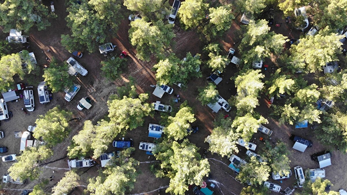 Gökyüzü mavisi rengi, teras olarak dizayn edilen tavan kısmına yerleştirilen hamak ve şemsiyesiyle dikkatleri üzerine çeken burunlu otobüs, 17 yaşından beri yollarda olan Baran Akyüz ile Rota adlı kedisi ve Orbis isimli köpeğine ev sahipliği yapıyor. 

