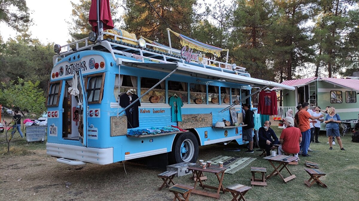 Karavanının hem yaşam alanı hem de iş yeri olduğunu söyleyen Fatih Baran Akyüz, "Ben karavanımla il il gezip hem tatil yapıyor hem de kahve satıyorum. Ben 23 yıldır yollardayım, ilk başlarda sırt çantamla geziyordum. Sonra bu karavana dönüştü, bu aracı 3 yıl önce 500 bin liraya tasarım yaptırdım.

Zaten geziyordum dedim ki işim evim bir yerde olsun deyip karavanımı kahve dükkanına çevirdim. Gittiğim her yerde hem tatil hem de kahve satıyorum. Görenler çok beğeniyor. Hayalimizdeki hayatı yaşıyorsun deyip bol bol fotoğraf çektiriyorlar"