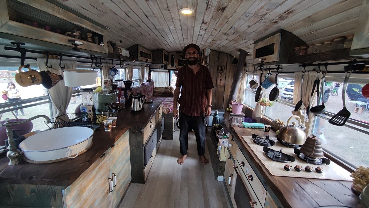 "Bir yere ait olamamam, hiçbir yeri evim gibi hissedememem doğduğum günün hatırası olsa gerek" sözleriyle hikayesini anlatmaya başlayan Akyüz, annesi ve babasının misafirliğe gittikleri bir köyde dünyaya geldiğini, gezginliğinin daha doğduğu gün başladığını söyledi.

