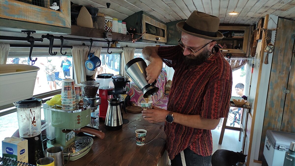 Gittiği her yerde gezginin karavanını görmek ve kahve içmek için çok sayıda vatandaş ziyaret ediyor ve hatıra fotoğrafı çektiriyor.

