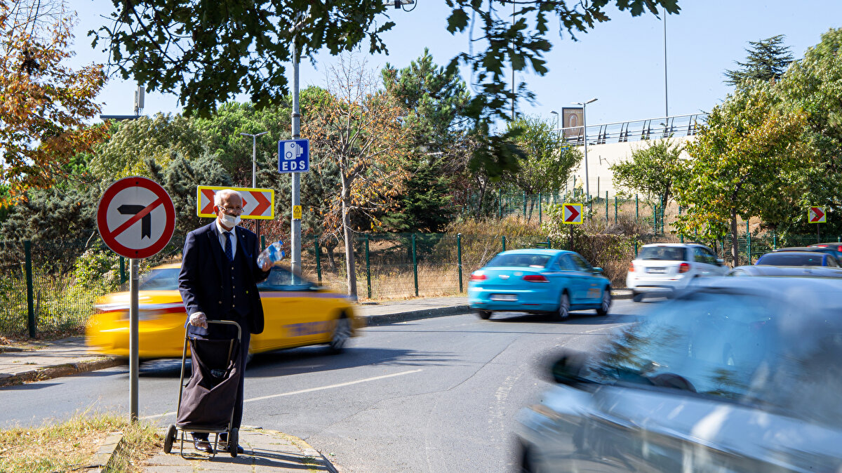 İlkokulu memleketi Ordu'da okuduktan sonra 1969 yılında İstanbul'a geldiğini ve amcasının yanında kaldığını kaydeden Taşlıçukur, "Yengem vardı, bana annelik yaptı. Bundan 5-6 ay önce koronavirüs dolayısıyla vefat etti. Çocuklarını yıkar, aynı leğende beni de yıkardı o zamanın şartlarında. Orta 2. sınıfa giderken çalışkan bir öğrenci olmama rağmen Fen Bilgisi hocam beni sınıfta bıraktı, kravat yüzünden. Kravat takmıyordum. 'Hocam ne olursun, beni sınıfta bırakma. Bundan sonra devamlı takacağım.' dedim. Yine de bıraktı. Kursa gittim, imtihanda başardım. O gün bu gündür takım elbise devamlı." diye konuştu.