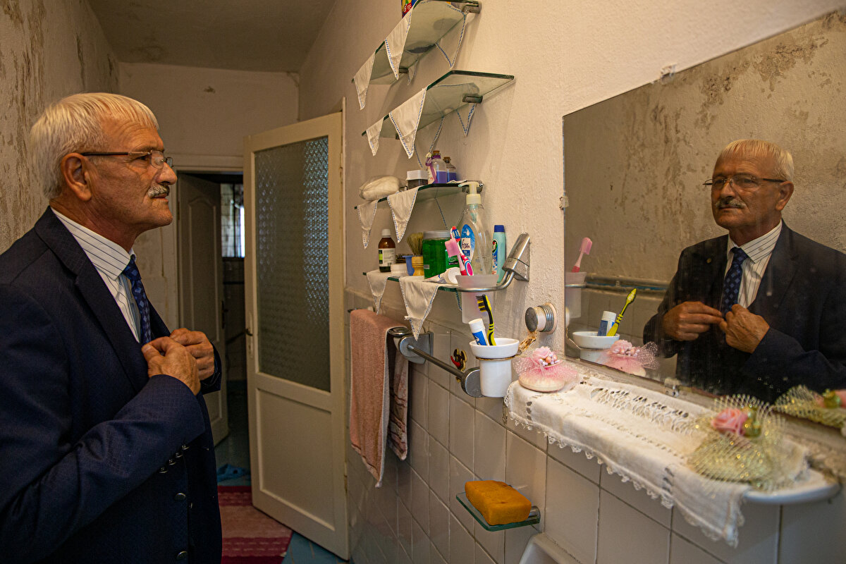 Üsküdar Beylerbeyi'nden 15 Temmuz Şehitler Köprüsü'ne girişte bulunan yokuşta, trafik sıkışıklığında su satan Ali Taşlıçukur; parıldayan ayakkabıları, burnuna düşen gözlükleri, renkleri uyumlu takım elbisesi ve kravatının yanı sıra pazar arabası ile dikkati çekiyor. Taşlıçukur yaklaşık 50 yıldır kravatını boynundan çıkarmıyor.